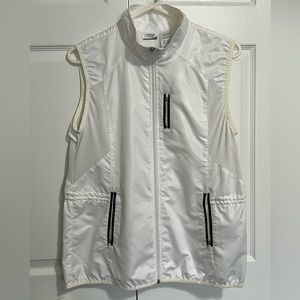 White Danskin sleeveless vest with pockets and mesh lining. Size L.